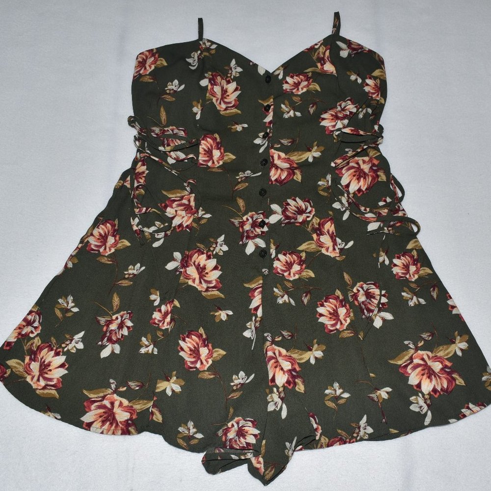 Xhilaration Sz M Green Floral Print Jumpsuit with wide leg short - Picture 1 of 8